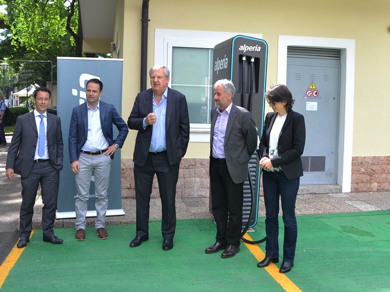 da sinistra: Sergio Marchiori, CEO Alperia Smart Mobility, Philipp Senoner, amministratore delegato di alpitronic, Johann Wohlfarter, Direttore Generale di Alperia, Paul Rösch, Sindaco di Merano, Madeleine Rohrer, assessora alla mobilità Comune di Merano.